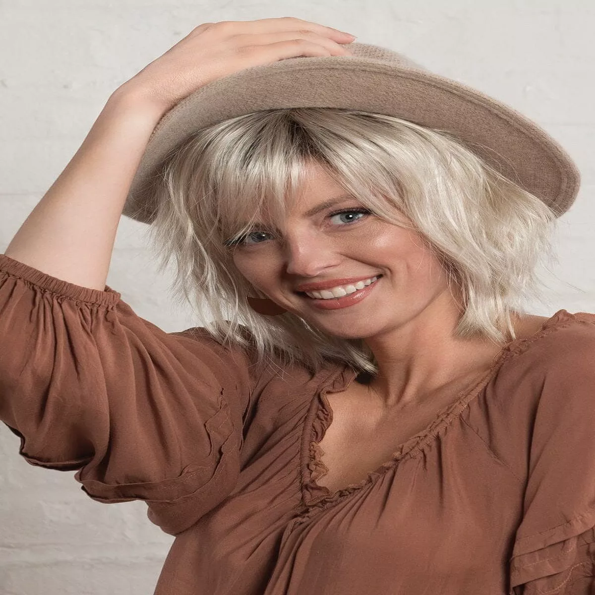Sale - Estetica Wigs - Jones - Color: CARAMELKISS